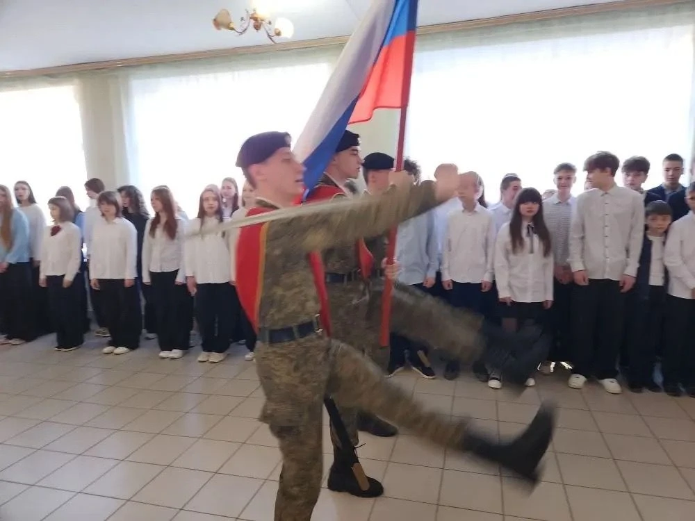 В нашей 14 школе прошла линейка, посвященная 65-летию в области космонавтики! Эта дата стала символо