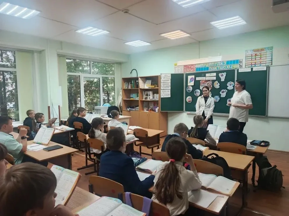 🚀 В нашей школе в преддверии Дня космонавтики прошли интересные мероприятия 🌌✨  Советники провели дл