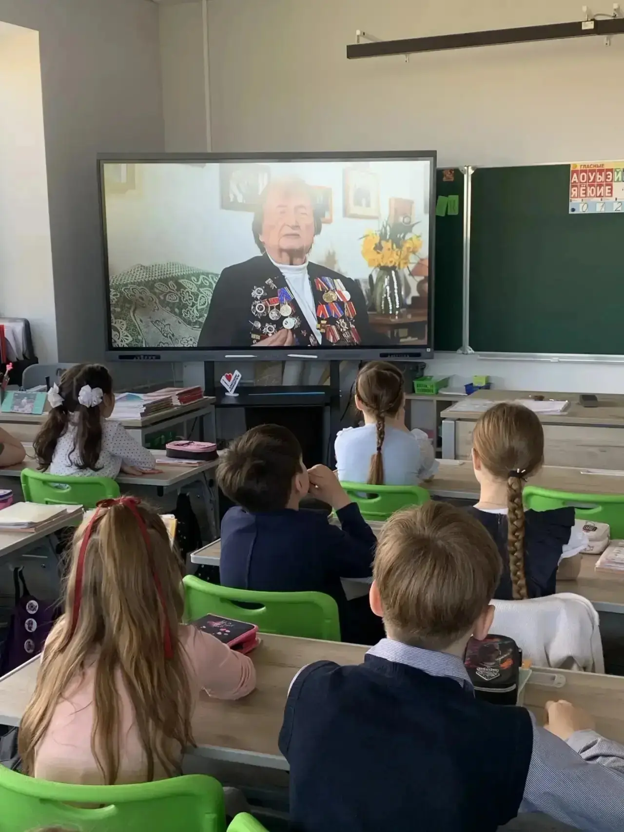 4 мая в МБОУ «Школа современного образования учебная началась с торжественной линейки , посвящённой 