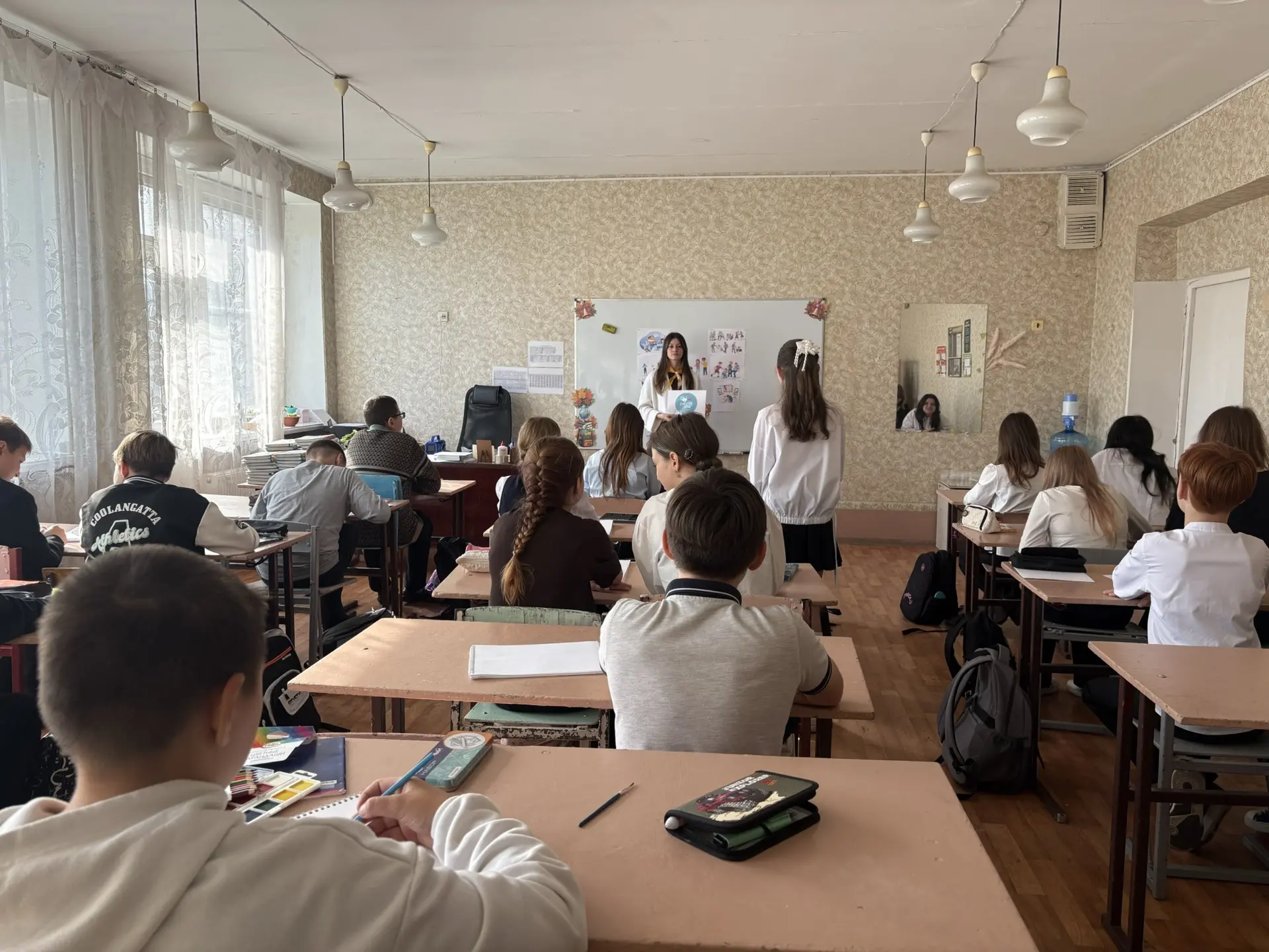 В Алчевской средней школе № 6 прошло мероприятие «Мы — против буллинга!», которое прове...