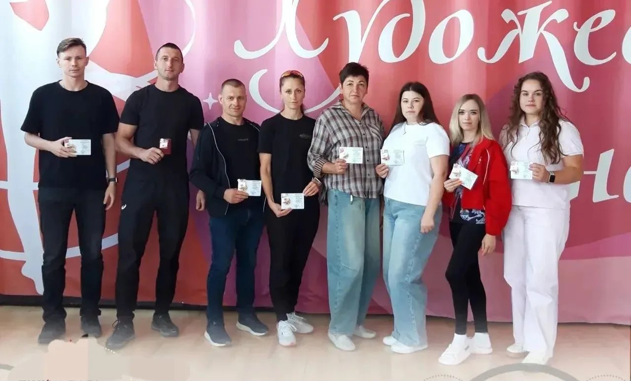 Золотые знаки ГТО в руках тренеров ДЮСШ Рассказово как  символ их спортивной позиции. К...