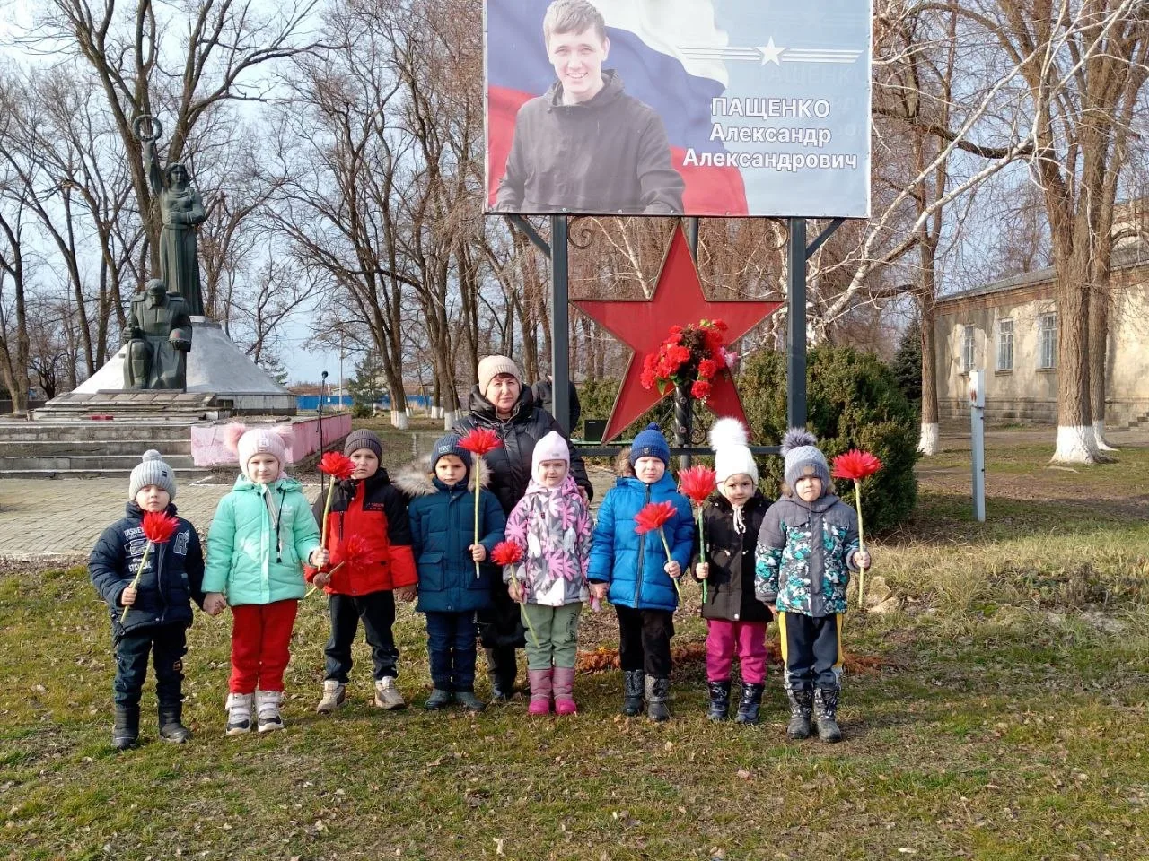 Возложение цветов к Мемориалу памяти погибших в Великой Отечественной войне и погибшим ...