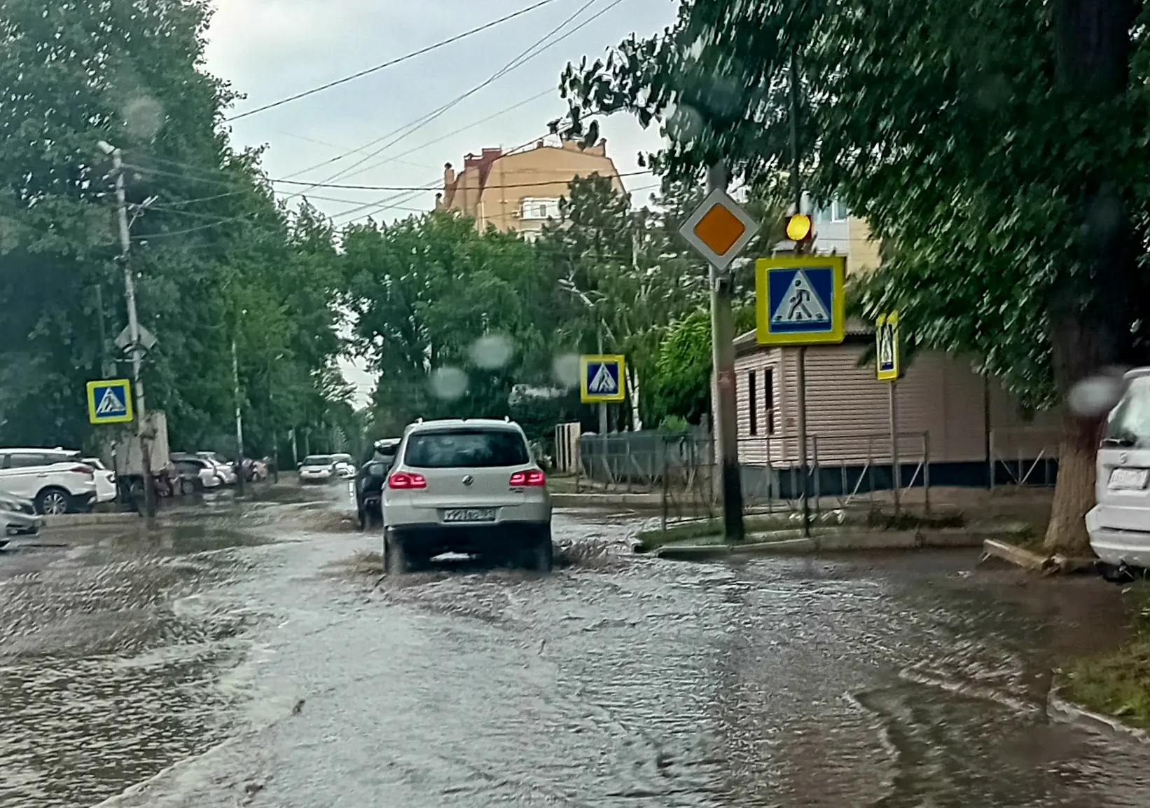 Каменск - дождь - 0:1
Сегодня шел ливень. Воды на улицы вылилось столько, что дороги превратились в 