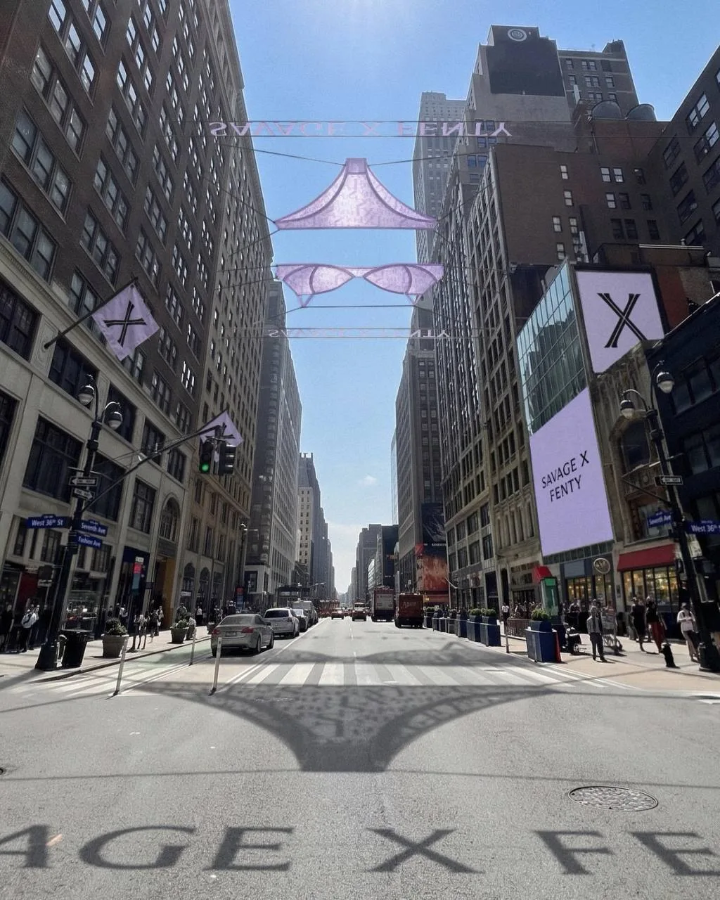 Бренд нижнего белья Savage X Fenty устроили показ прямо над Манхэттеном. Бренд развесил...