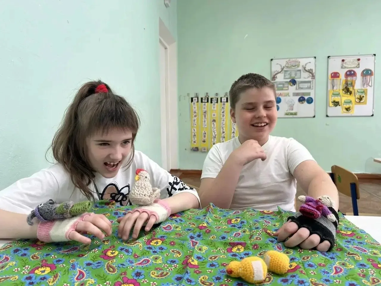 В пятницу педагоги ресурсных классов с ребятами создали спонтанный театр.
Сначала вспомнили героев л