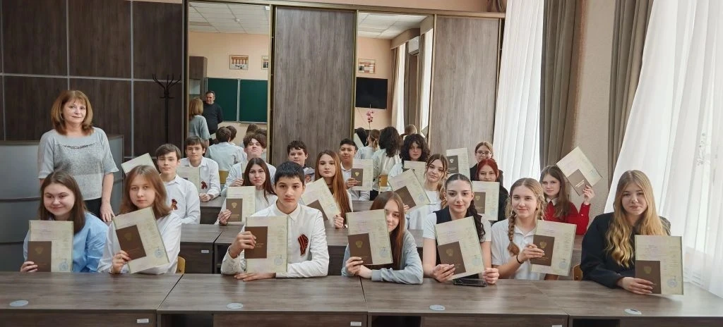 🎓 Поздравляем наших юных профессионалов! 🎉  В рамках программы "Первая профессия" учащиеся из 8Д, 8В