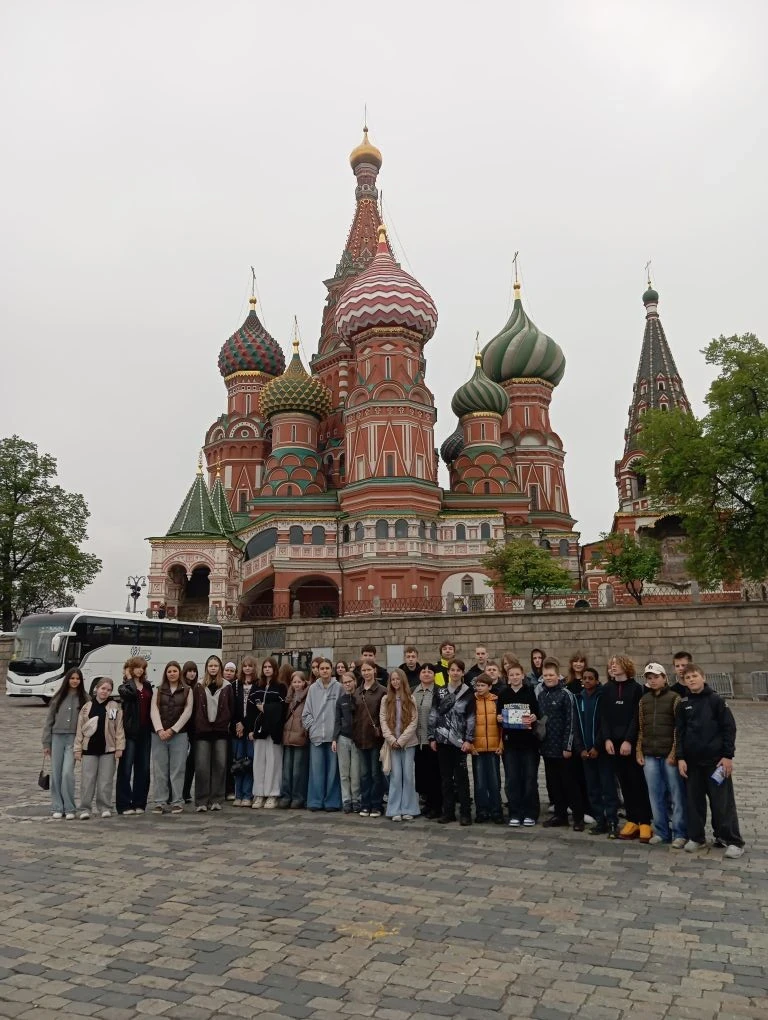 👉6А и 8Д перед летними каникулами отправились на экскурсию в г. Москва с турфирмой "Заповедник време