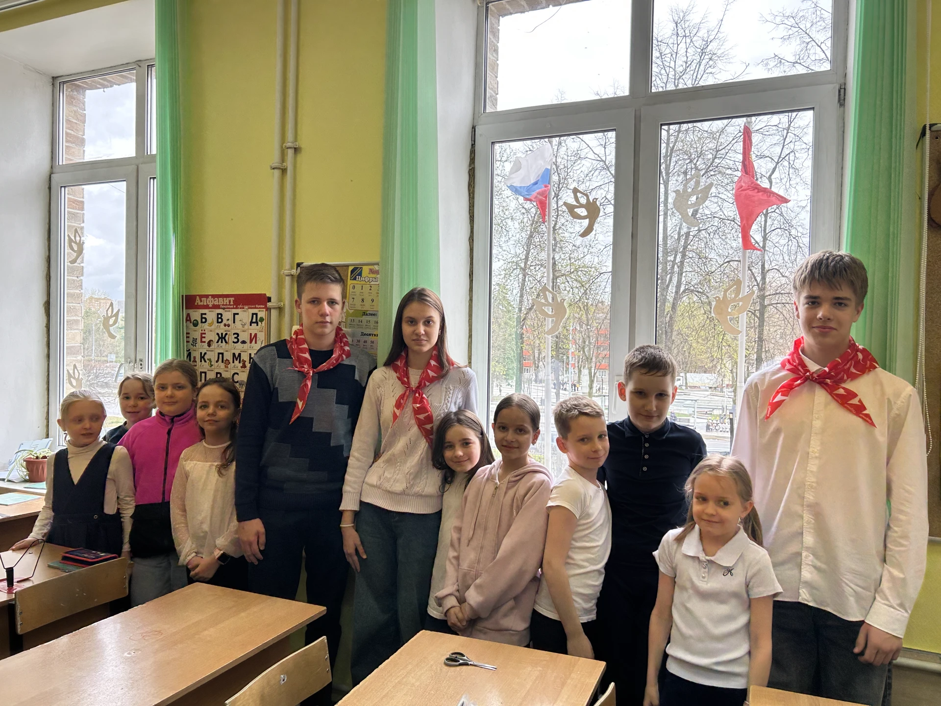 🎉 Акция «Окна Победы» в нашей школе! 🎉  Наши ученики украсили окна кабинетов к 9 Мая! 🎗️  Георгиевск