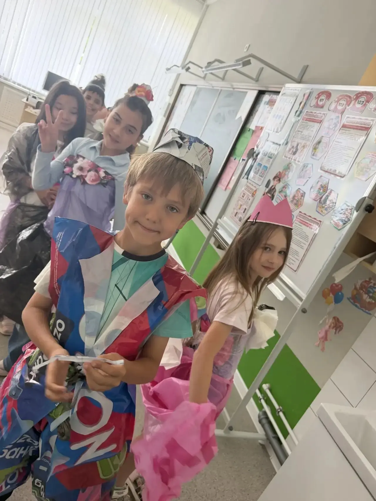 «Бугрята» зажигают: день ветра, спорта и моды из отходов! 🌬️♻️

15 июня в нашем лагере прошёл под з