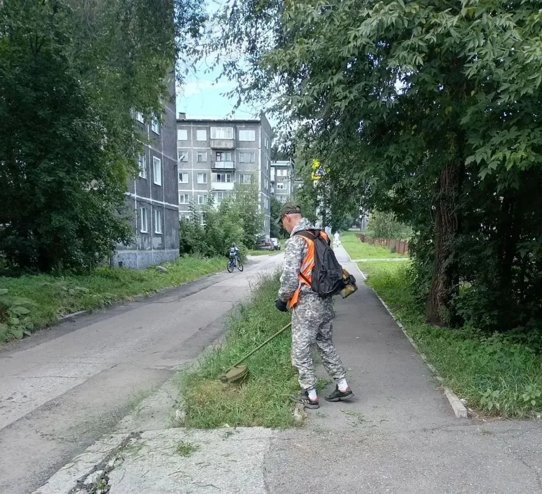 🌾 Покос травы в августе: забота о чистоте и комфорте нашего района! 🌾