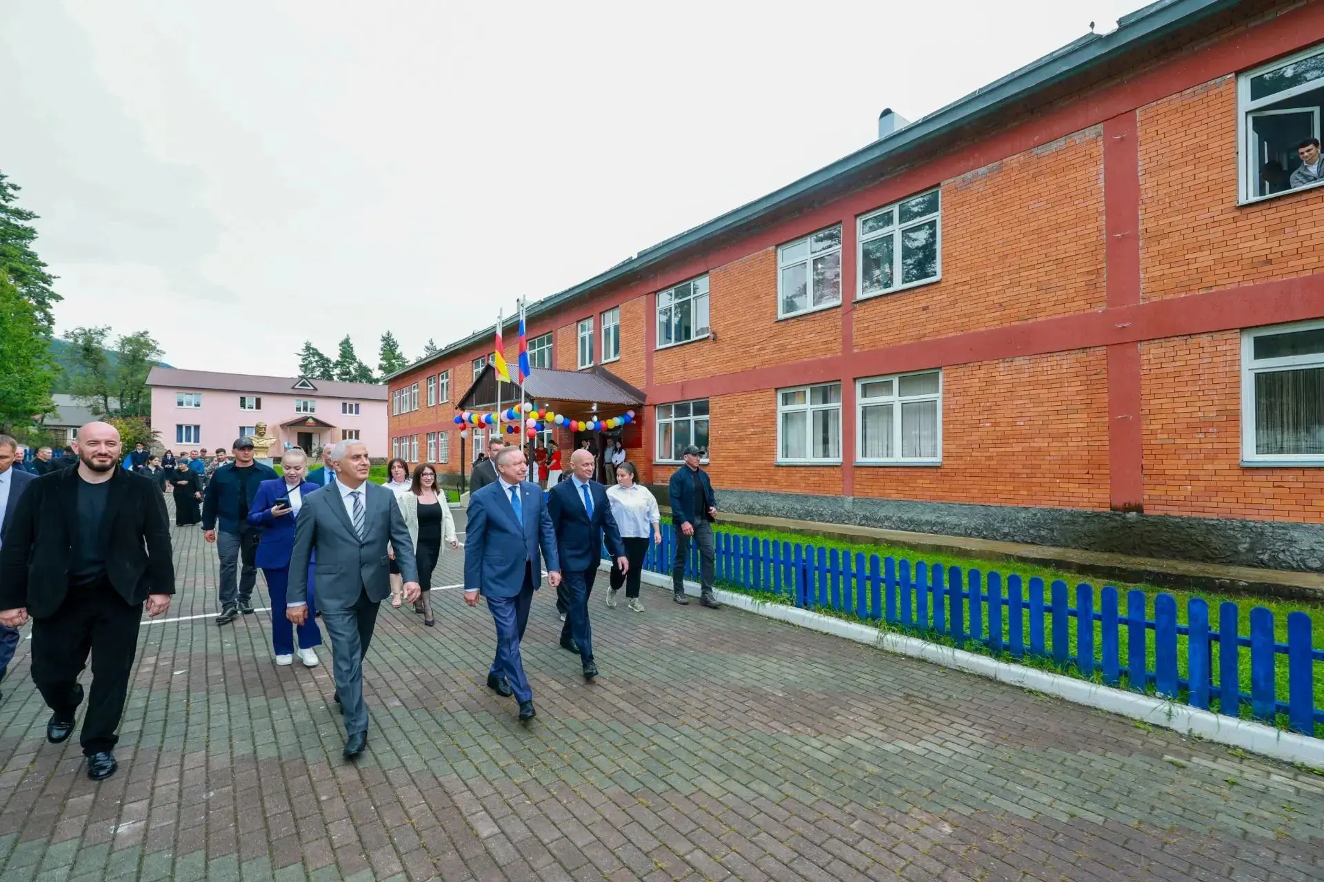 Петербургская делегация посетила одну из старейших школ Южной Осетии