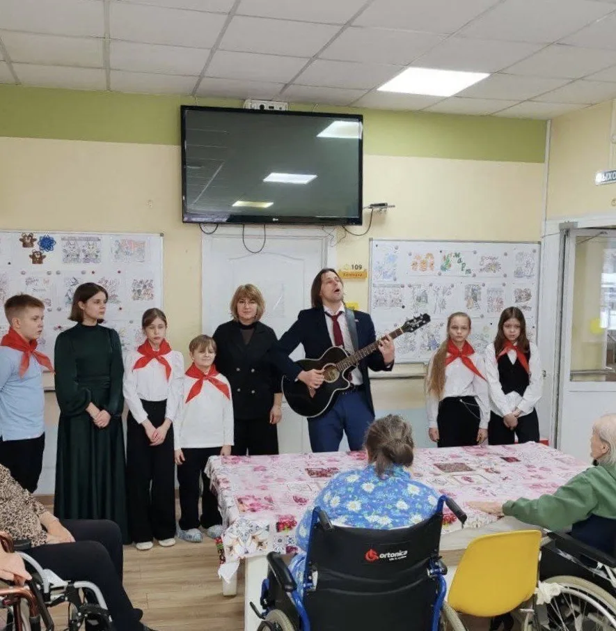 👍Связь поколений: активисты Движения Первых поздравили постояльцев центра «Союз» с 8 Марта  8️⃣Актив