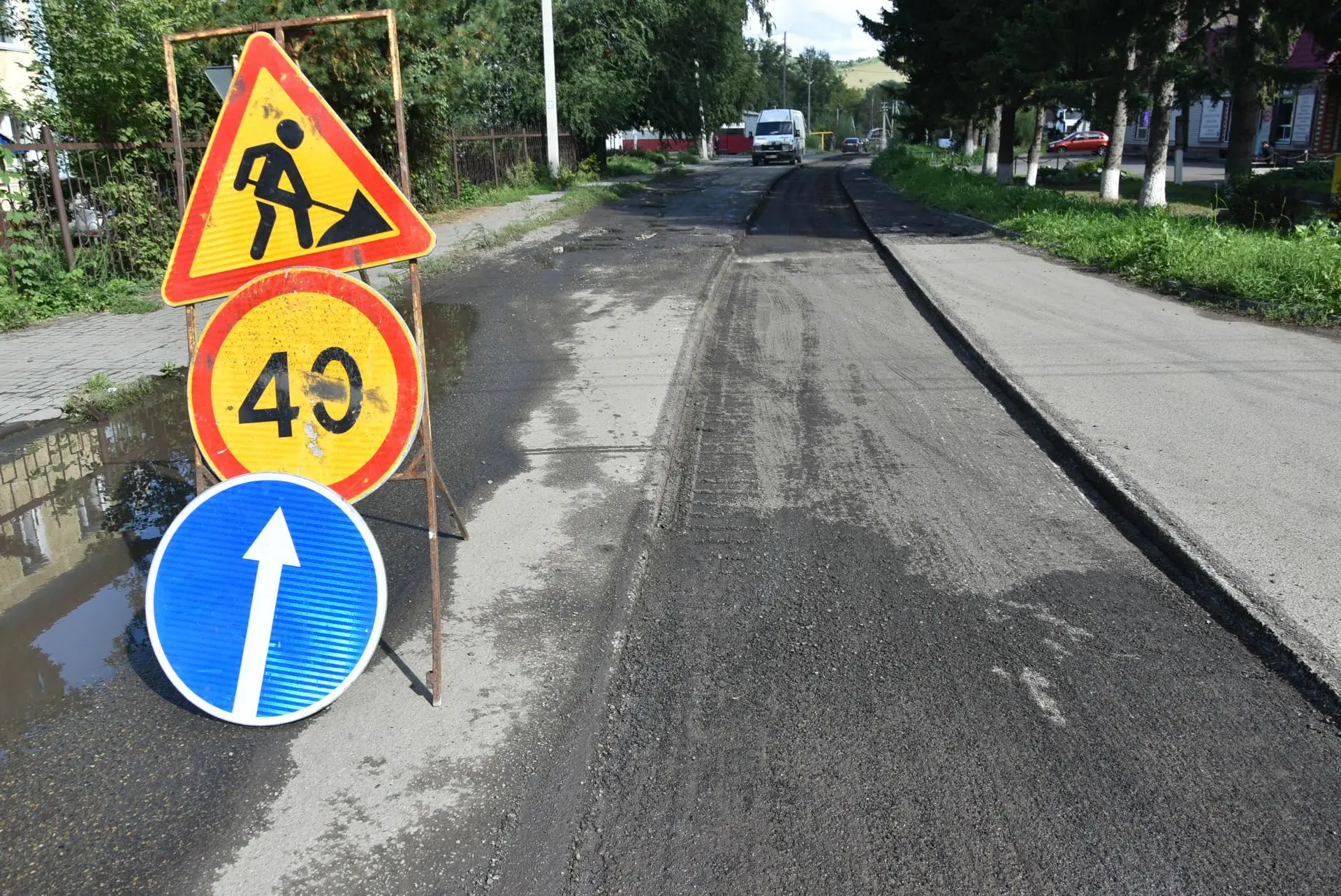 В селе Алтайское подрядная организация начала ремонт важного дорожного участка.