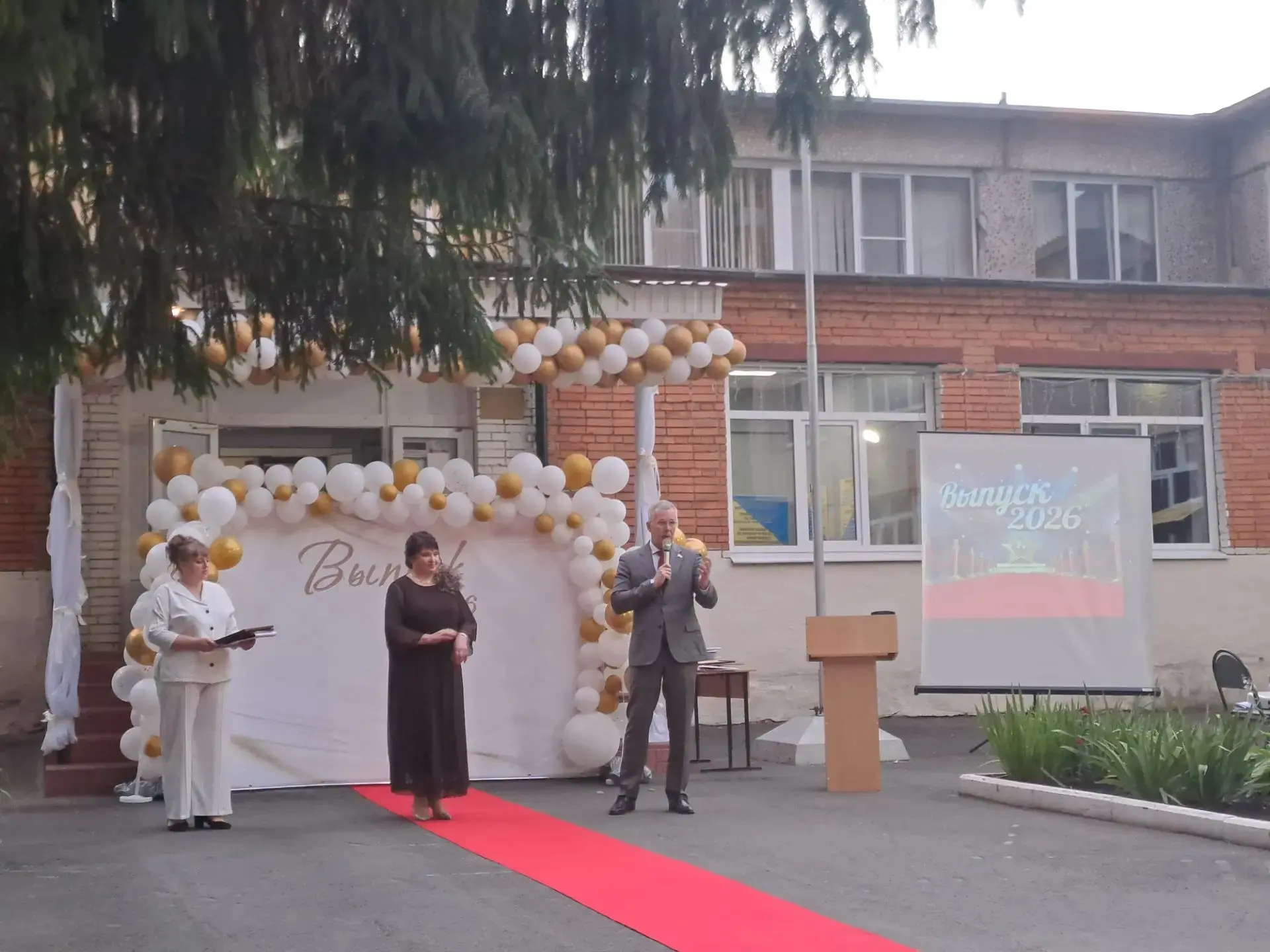 🌟Выпускной бал - 2026 состоялся! 

В школе №37 под аплодисменты педагогов, родителей и гостей приве