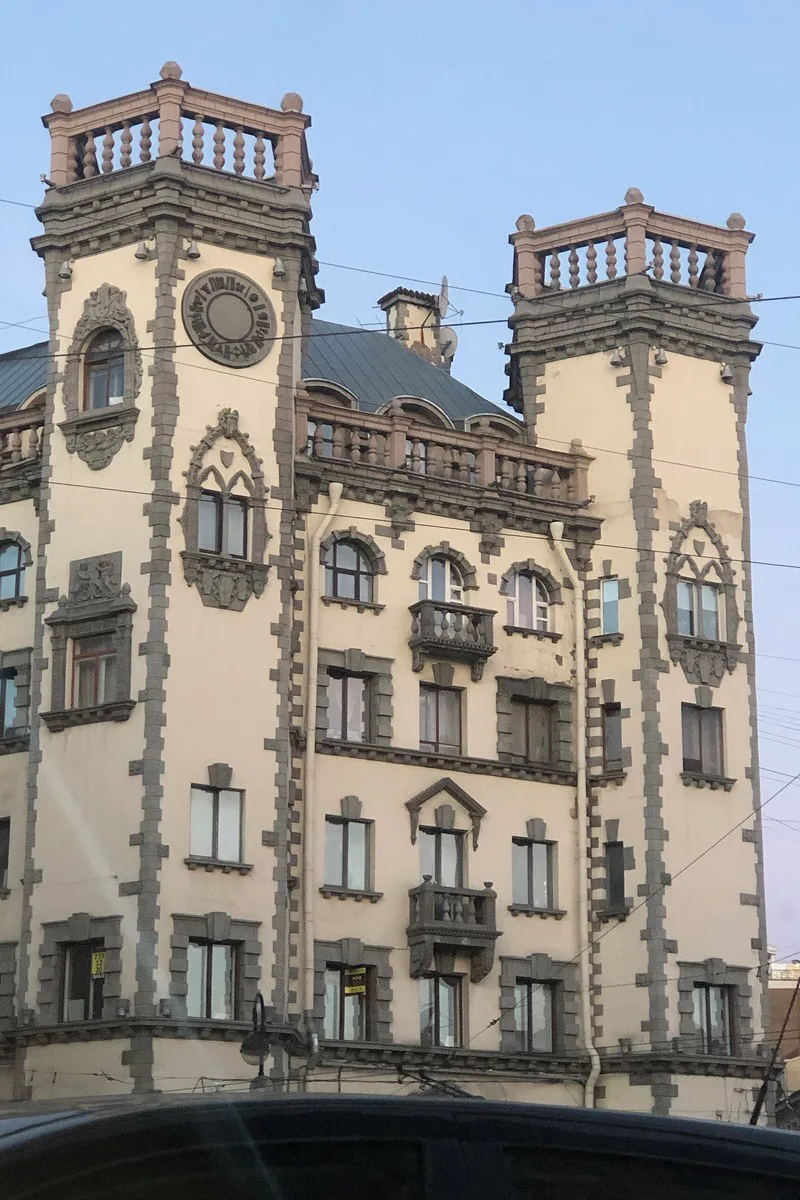 Почему в 1913 году дом с башнями начинал строить сам заказчик?