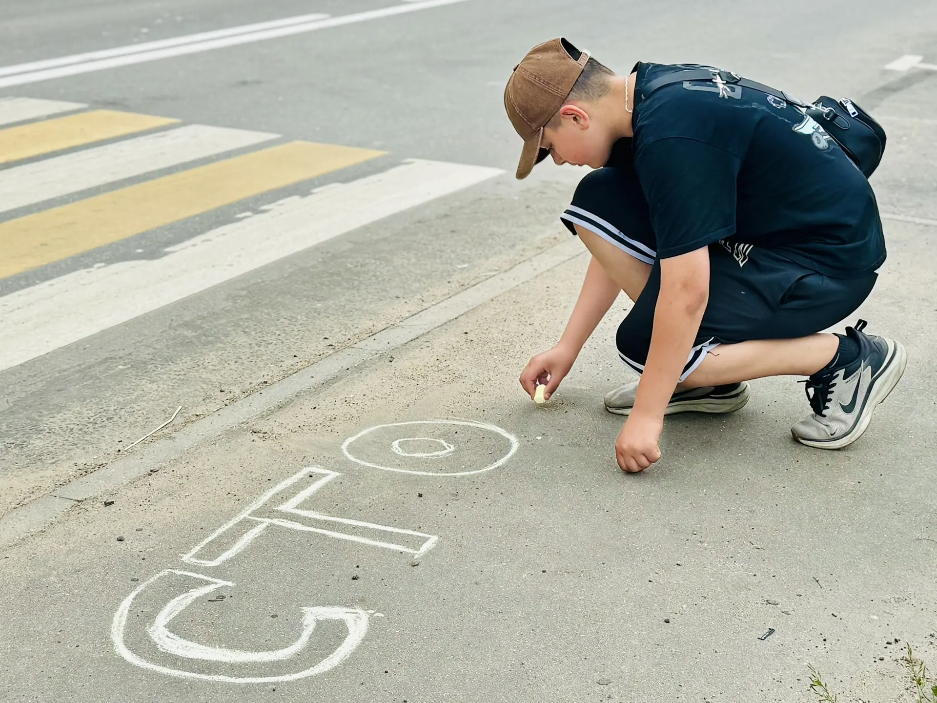 🤝Вместе к безопасным каникулам

🚦В нашей школе прошла акция «Безопасный переход». Ребята из лагеря