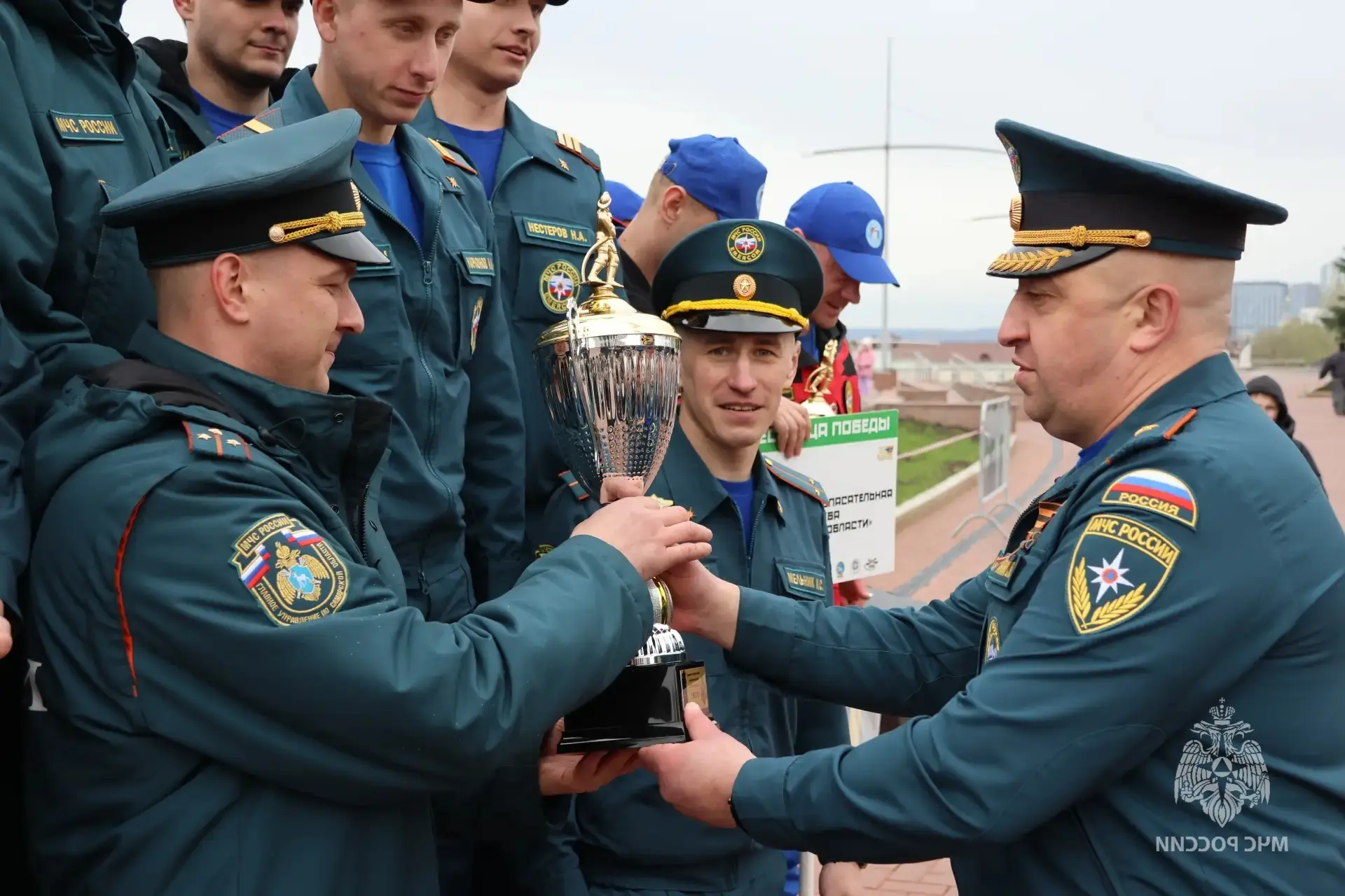 🧑‍🚒Площадь Славы в Самаре собрала пожарных и спасателей на масштабный праздник  В преддверии знамена