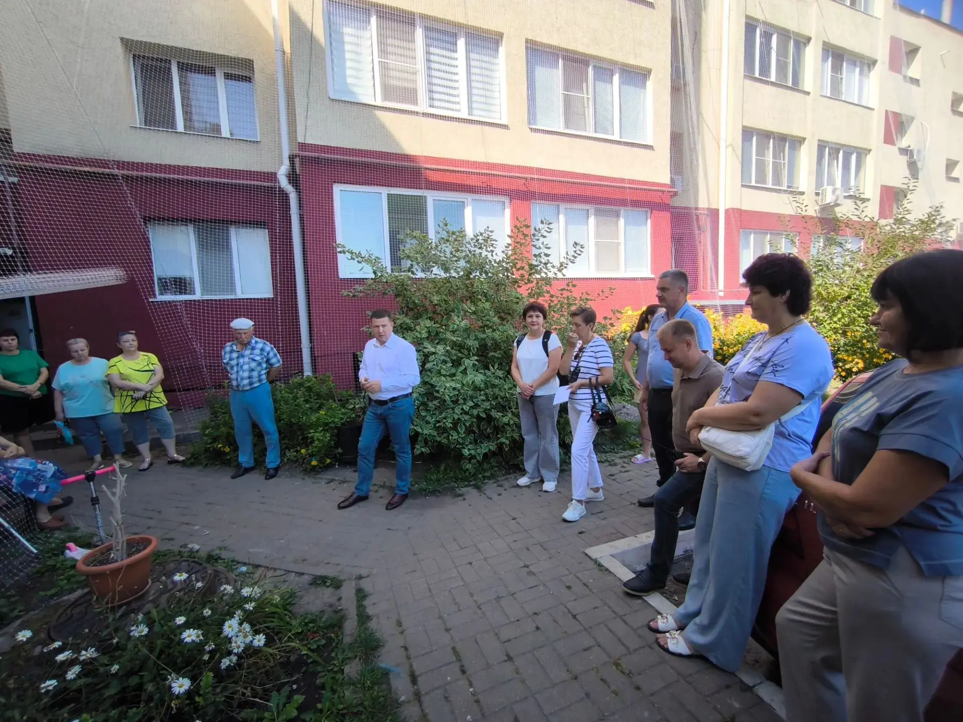 Глава округа  Виталий Кутоманов встретился с жителями многоквартирных домов на улице Це...