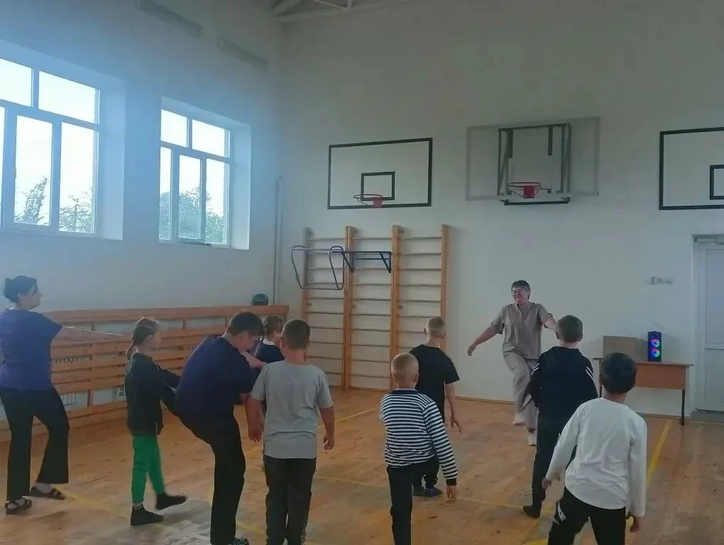 Второй день в лагере: погружаемся в устное народное творчество! 🪆📝
Сегодня в нашем пришкольном лаг