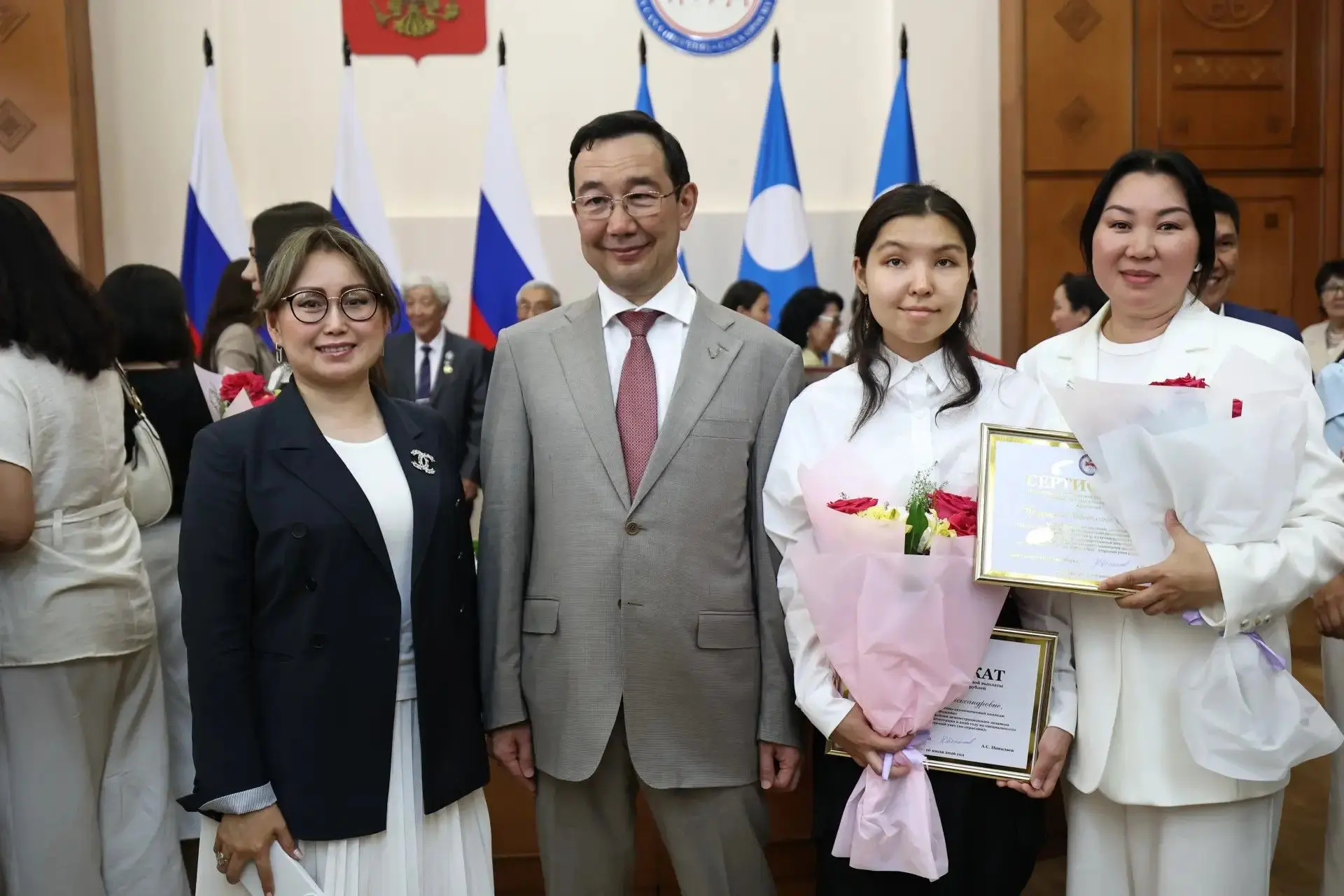 🎉 Сегодня состоялось знаменательное событие для выпускников: Глава республики Айсен Николаев торжес