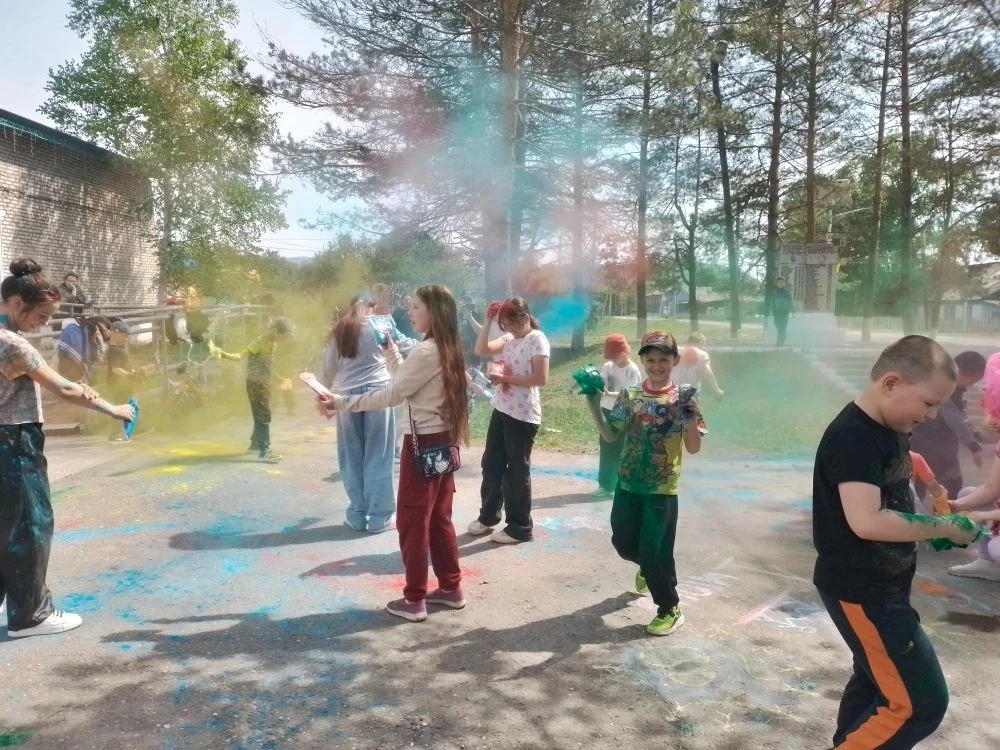 Ура,лето! Ура,каникулы! Наш пришкольный лагерь открывает первую смену "Народов много - ...