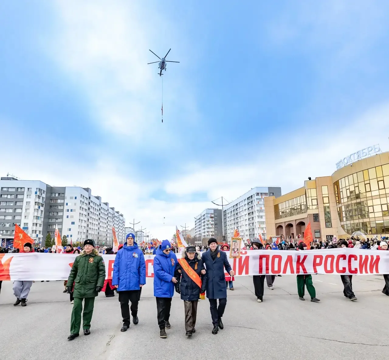 Сегодня в Новом Уренгое, как и по всей стране, проходит шествие Бессмертного полка. В руках — фотогр