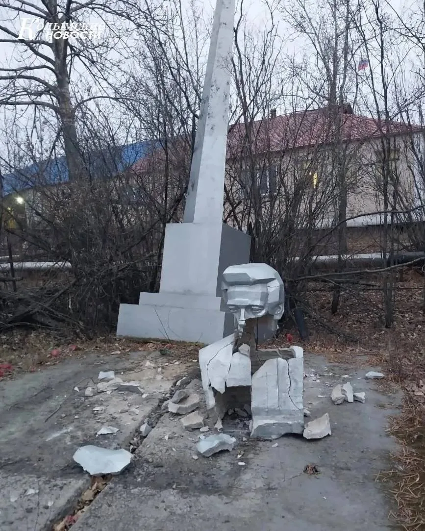 В Зырянке водитель повредил памятный бюст Василия Котенко, установленный в 1967 году. Д...