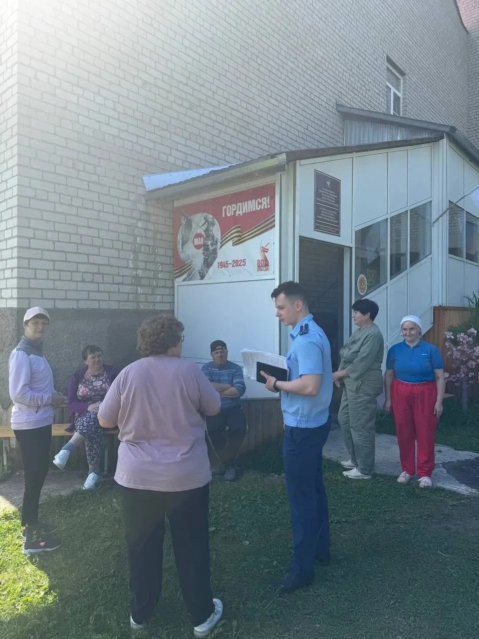 🔹️ Заместитель прокурора Прилузского района Игорь Дурнев и помощник прокурора Анастасия Раевская по