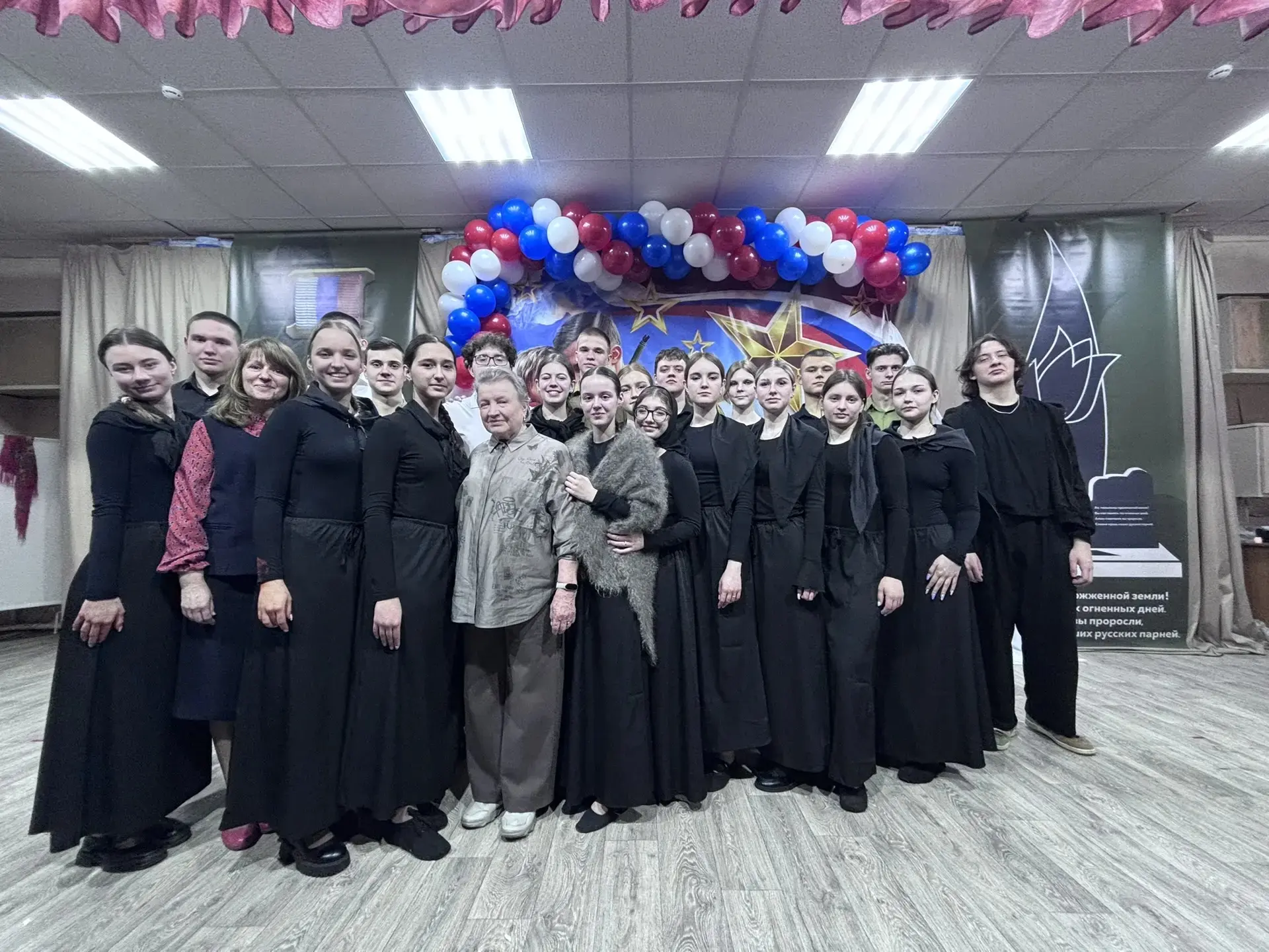 На гала-концерте Людмила Николаевна Рындина вручила награды победителям Марафона военно-патриотическ