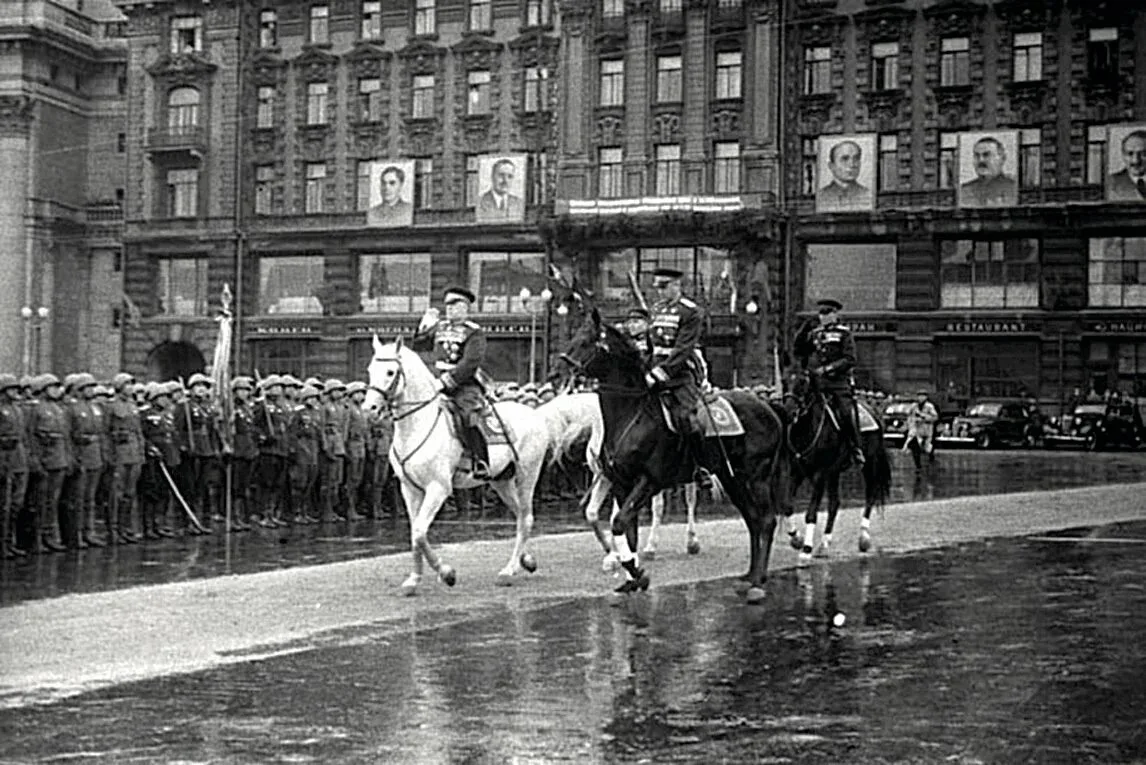 ПЕРВЫЙ ПАРАД ПОБЕДЫ. КАК ЭТО БЫЛО : 
24 июня 1945 года на Красной площади в Москве состоялся парад П
