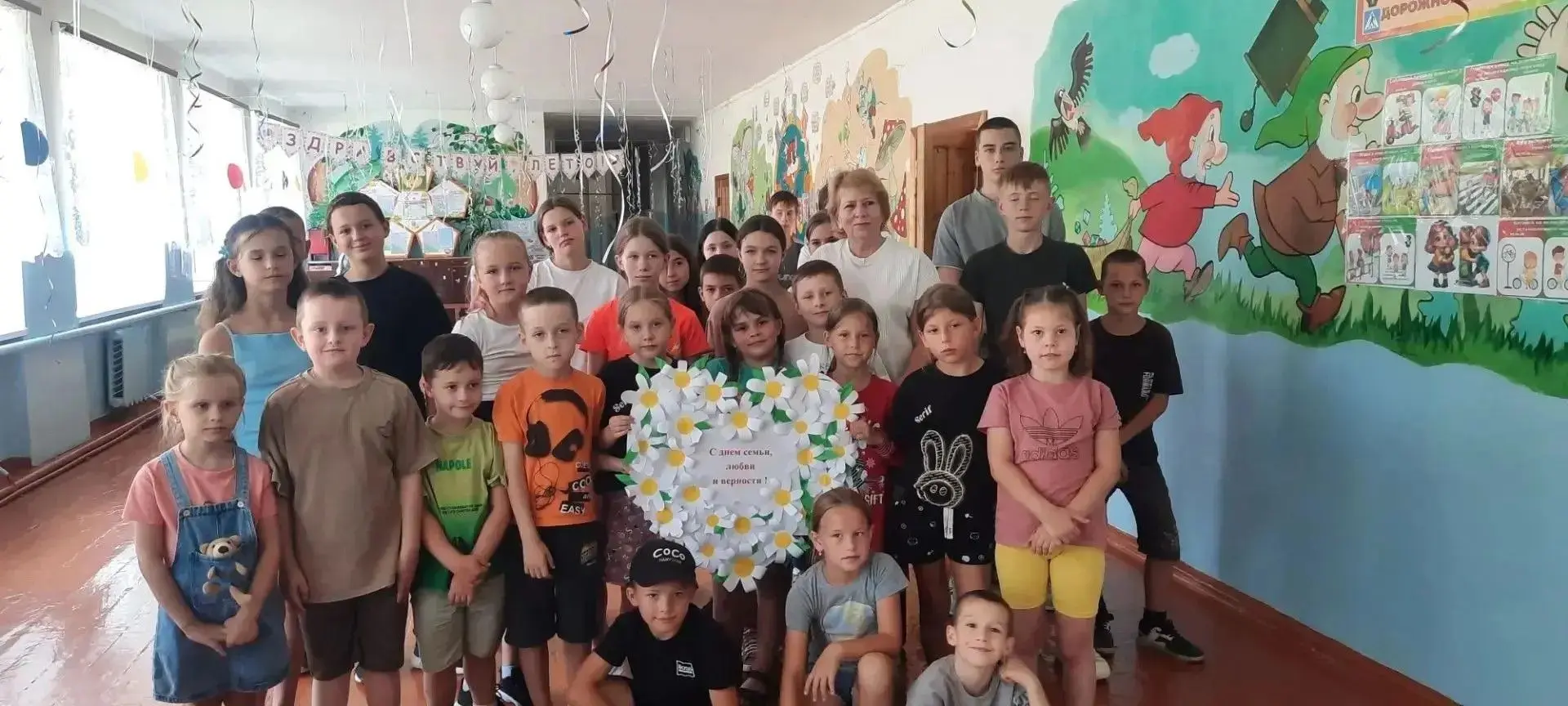💖 «Рядом с родными»: воспитанники лагеря поздравили сотрудников школы с Днём семьи! 💖В рамках акци