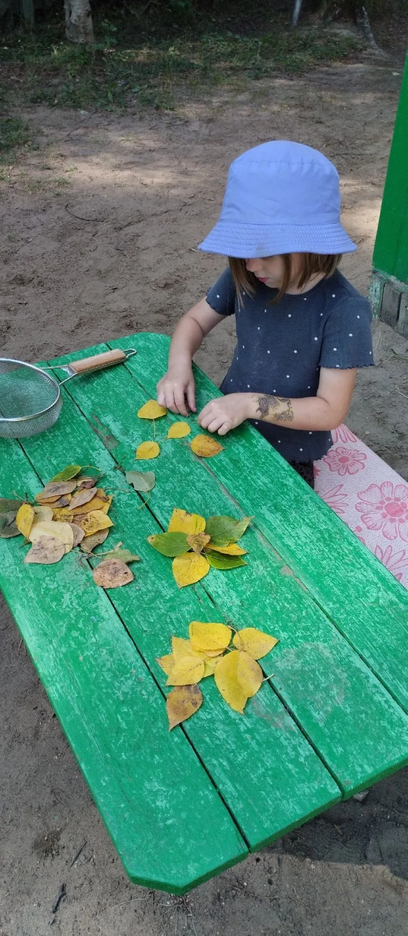 🍂 Собрали первые жёлтые листочки, сложили из них причудливые узоры — а потом оживили любимые игрушк