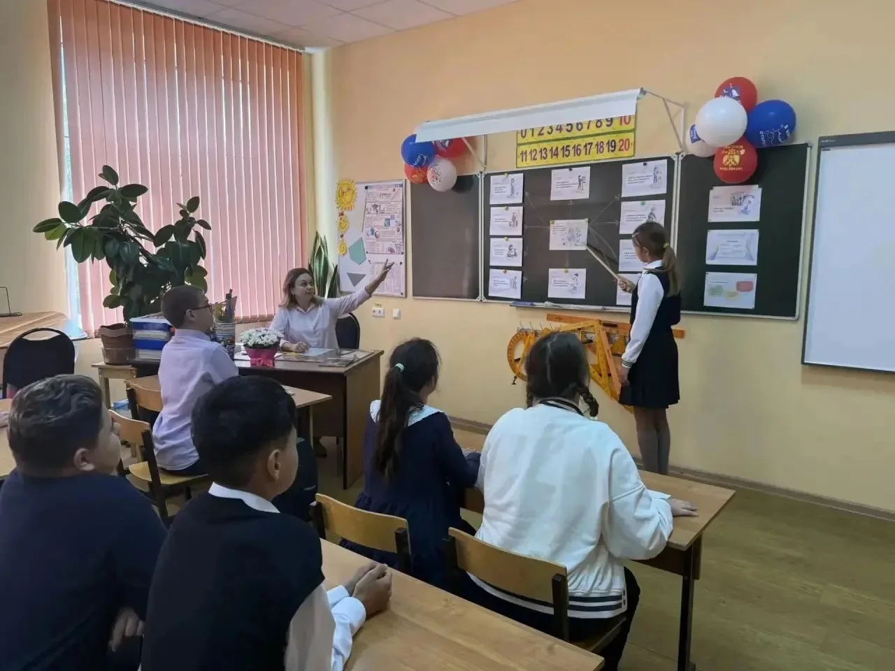 🇷🇺 Сегодня в нашей школе состоялось долгожданное первое в этом учебном году занятие к...