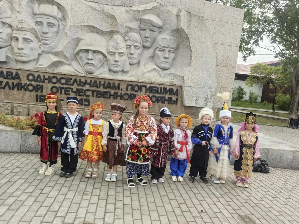Сегодня воспитанники старшей группы нашего детского сада выступали на главной сцене поселка Сибирцев