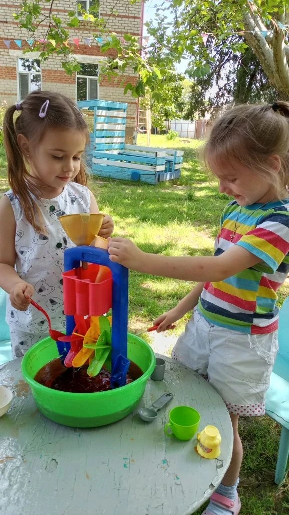 💦Летние игры с водой — это не просто «плескаться»:
✔ развитие мелкой моторики
✔ координация рук и г