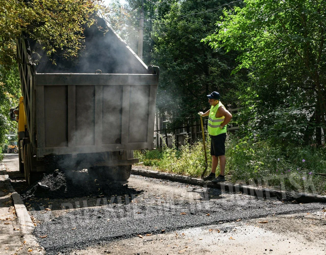 🚜 В Донецке полным ходом идёт обновление внутриквартальных дорог.