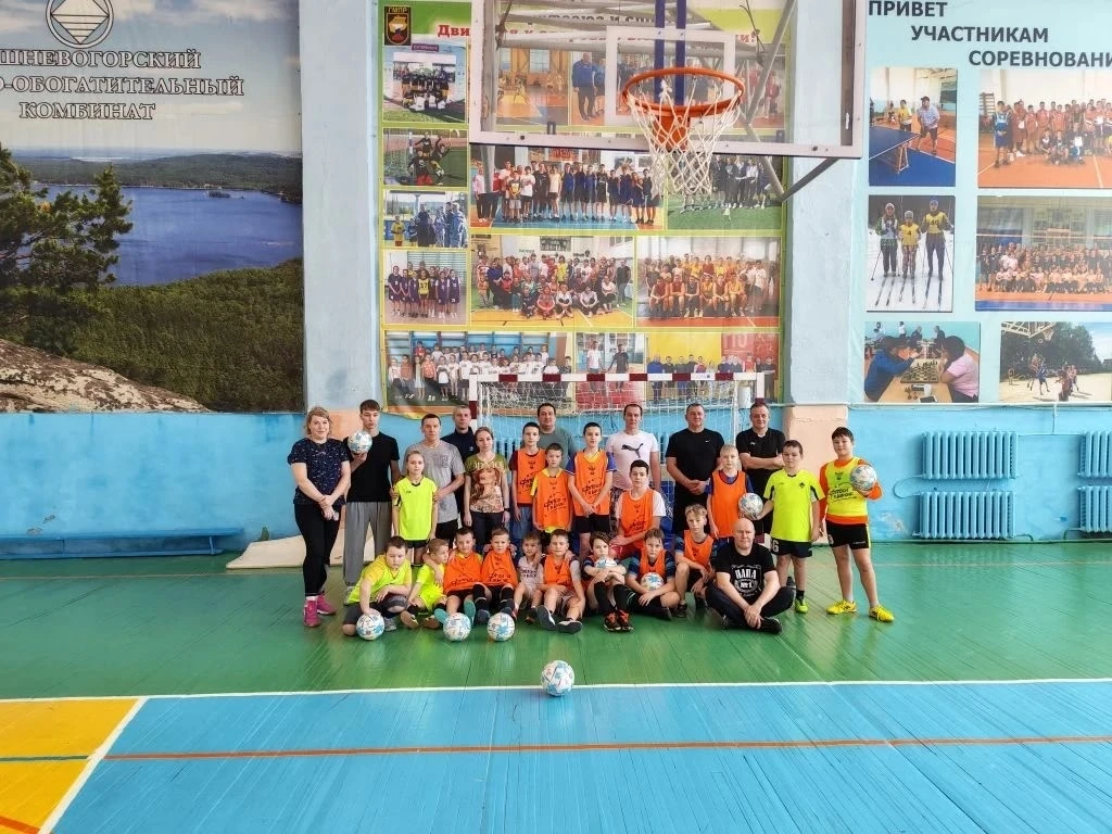 Семейные футбольные баталии в «Горняке»! Родители vs Дети — кто кого? ⚽😄