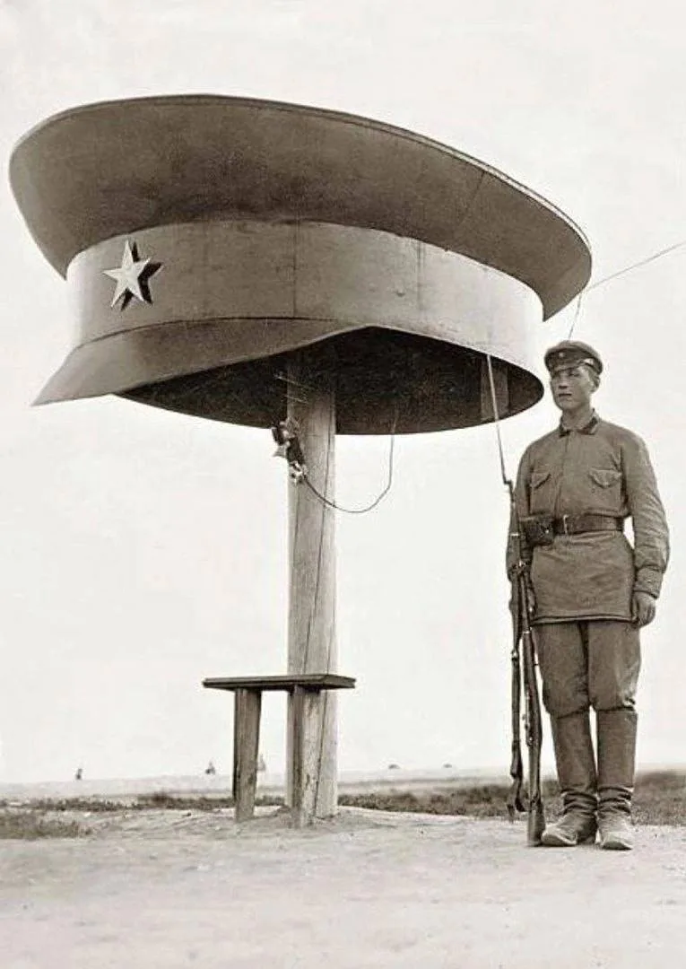 Красноармеец у телефонной будки, 1927 год