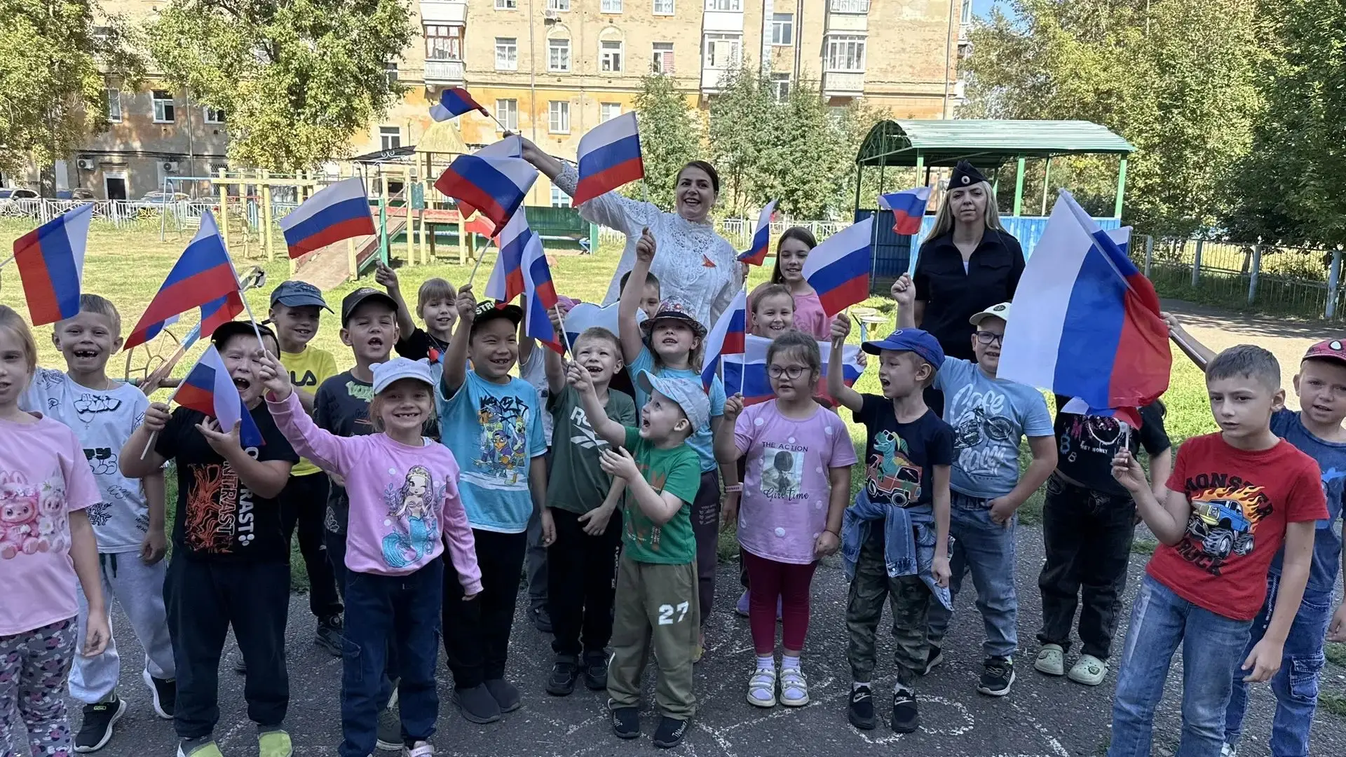 🇷🇺❤️ Активисты МБОУ "СОШ №10 г.Юрги", советник директора по воспитанию Скачкова Валер...