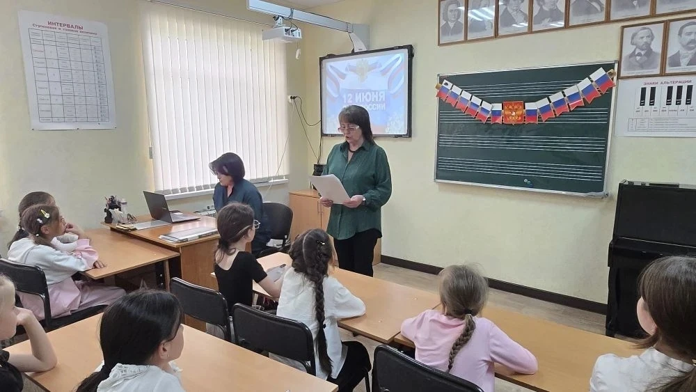 В ДШИ а. Псыж прошла беседа «Народы едины под сердцем России», приуроченная ко Дню России. 🇷🇺

В х