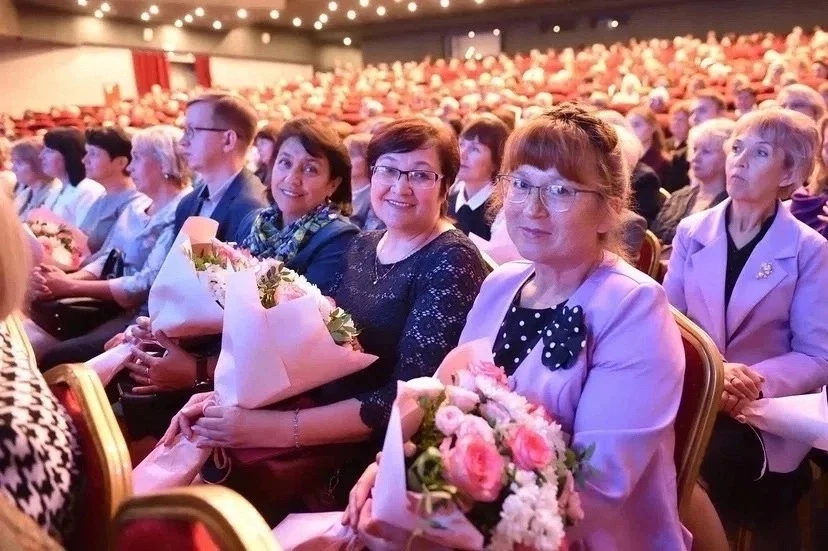 В День учителя — самые теплые поздравления всем педагогам и ветеранам сферы образования.