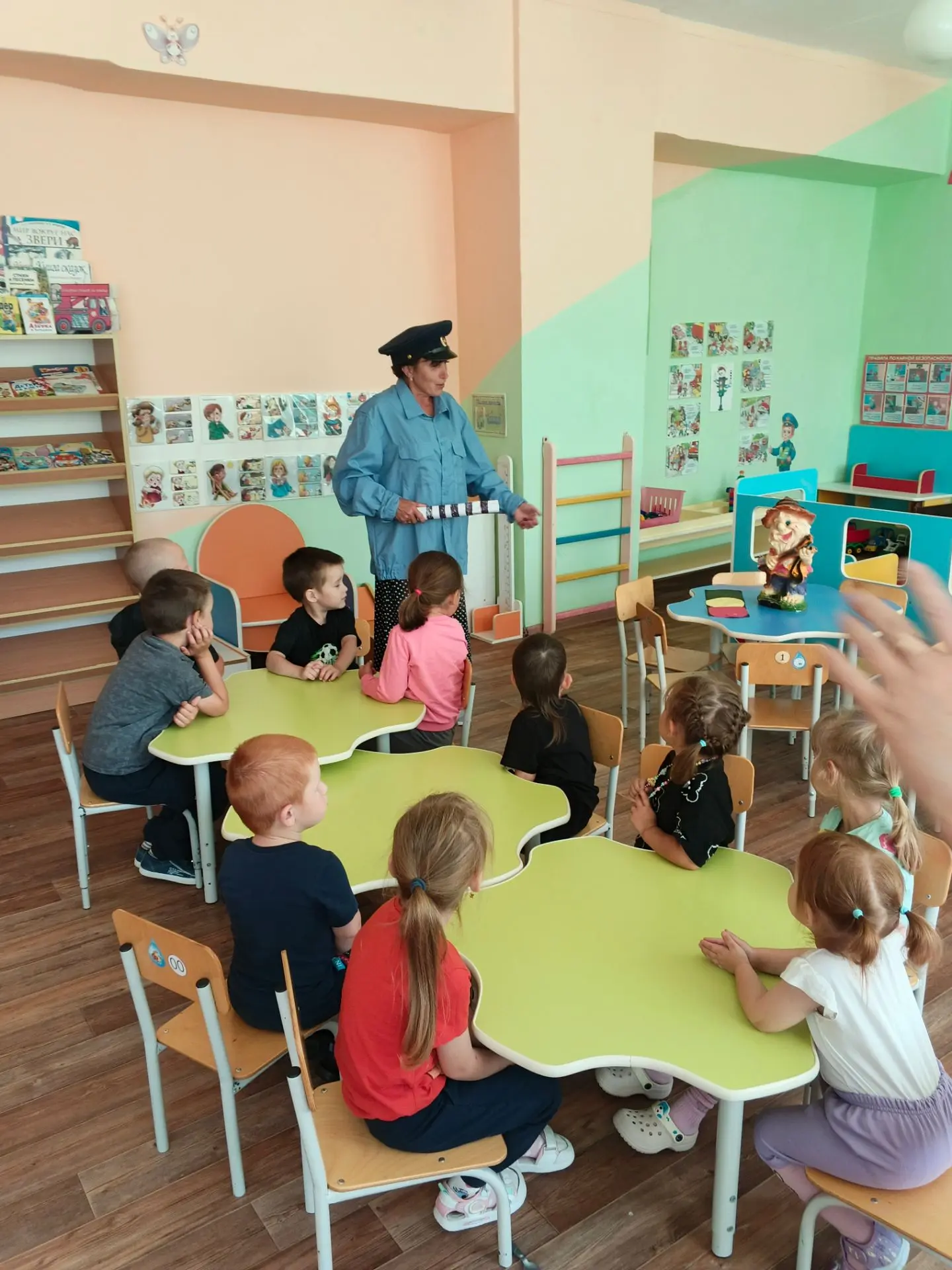 Сегодня  в дошкольной группе  проведен познавательный час «У светофора нет каникул»💫Ос...