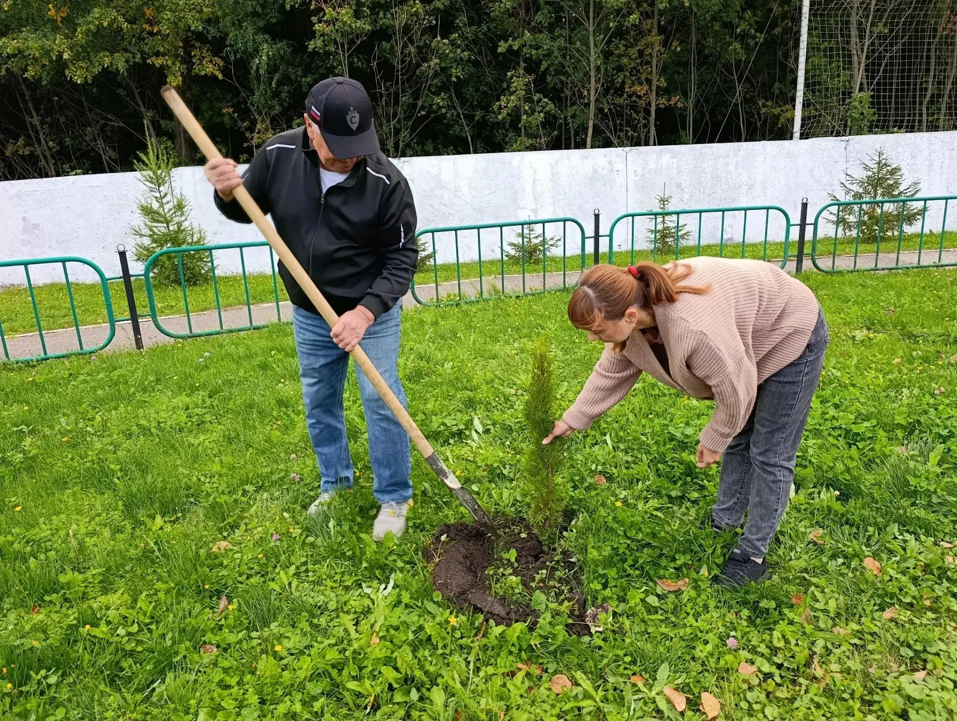🌲Пушистый подарок городу: в Краснослободске высадили туи от Сбера