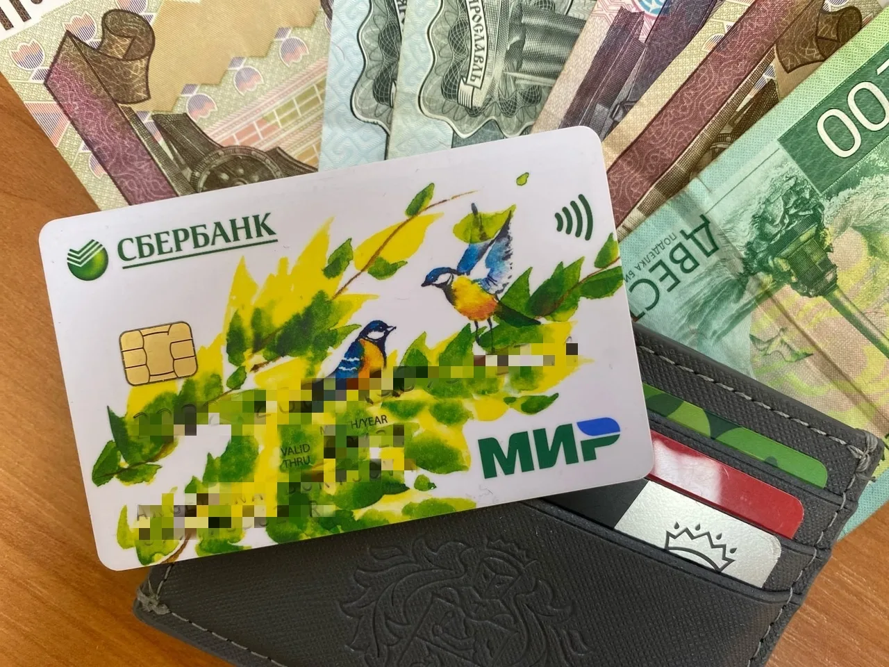 В Центробанке заверили, что в ближайшие пять лет наличные и банковские карты сохранят с...