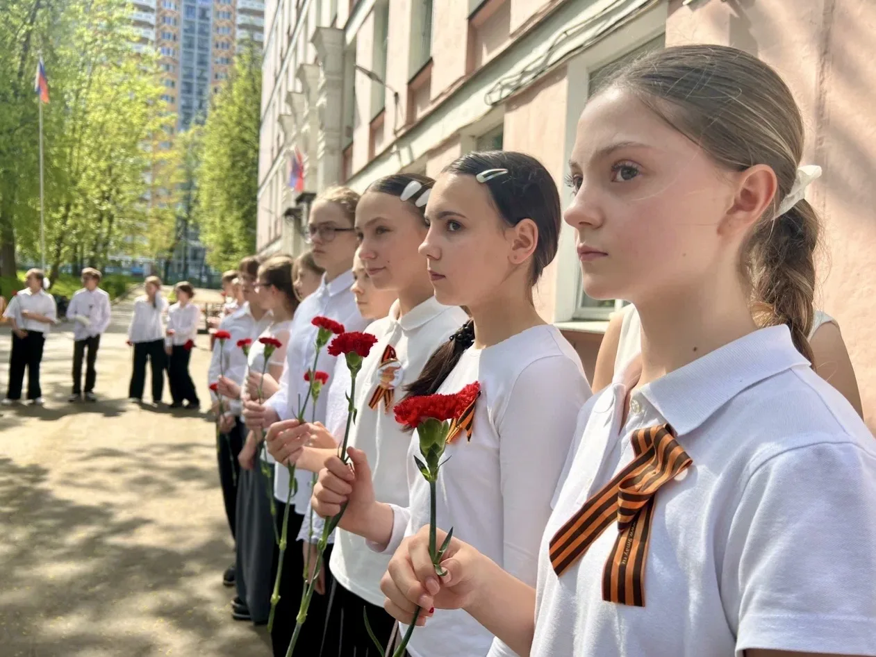 Единство поколений: школьники, педагоги и ветераны объединились в акции «Красные гвоздики»  🕊️ В дни