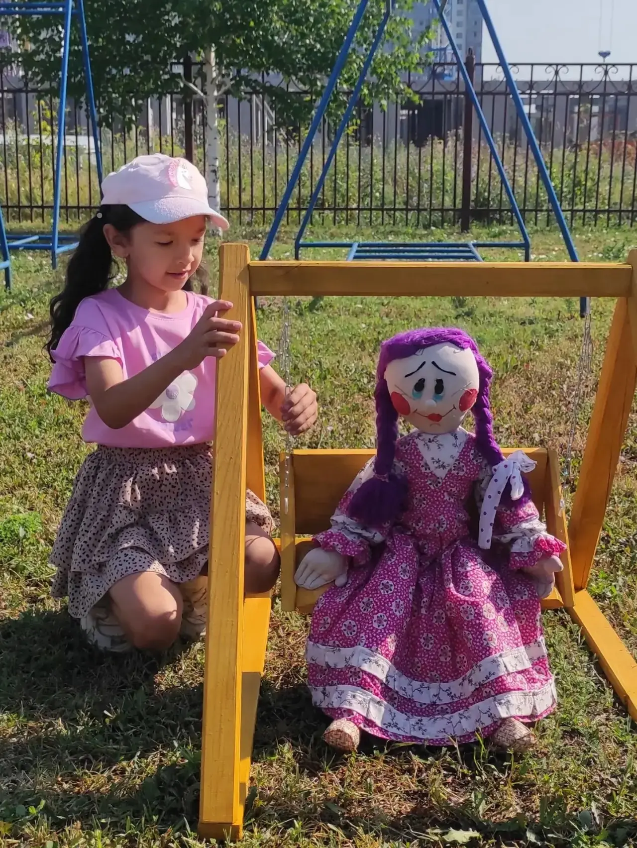 Сегодня мы проведали пугало🌞, полили огород💦и посмотрели на будущий урожай! Помидоры🍅и перцы🫑 ос