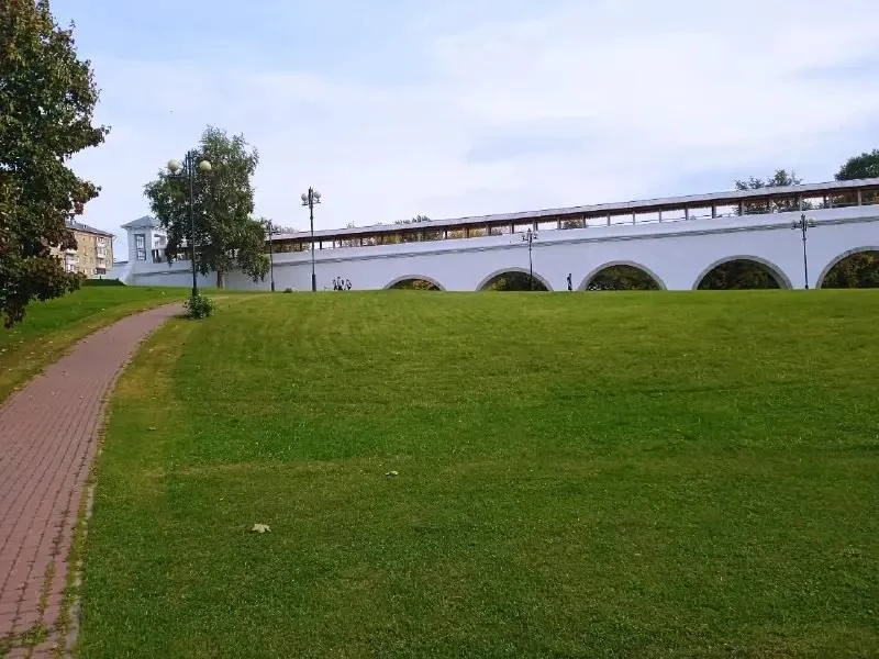 🌳 Газоны у белого акведука