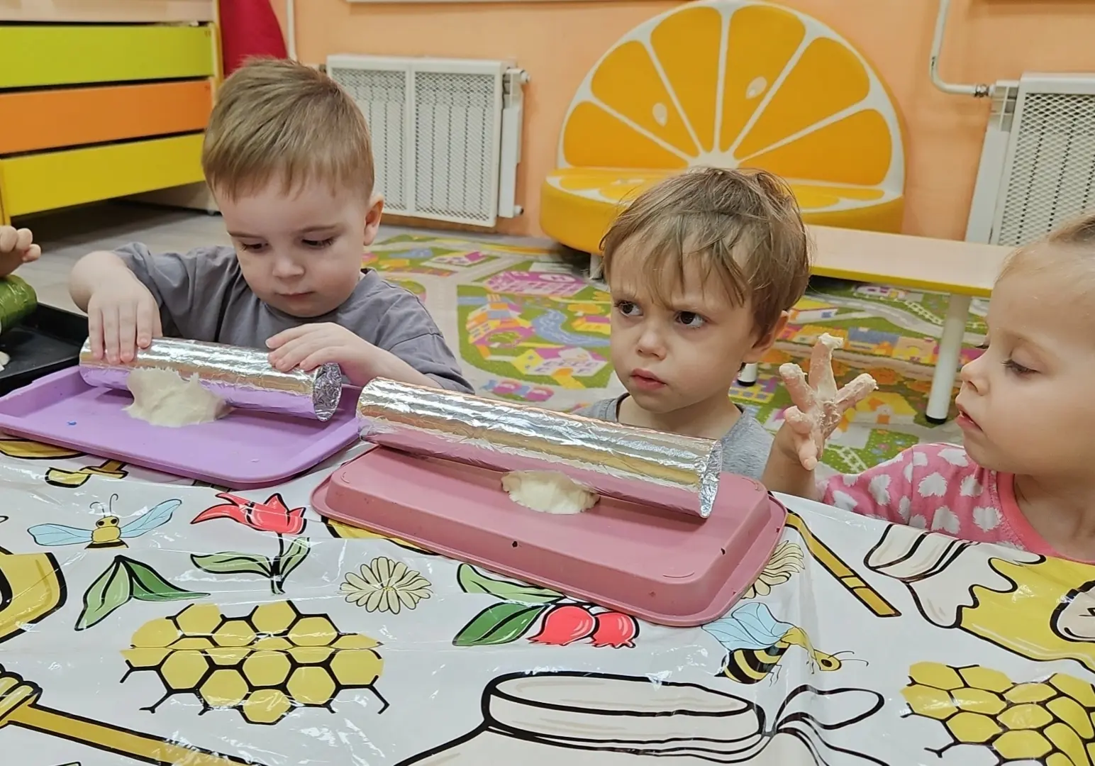 Дети сразу и непринужденно осваиваются со счастьем, ибо они сами по природе своей — сча...
