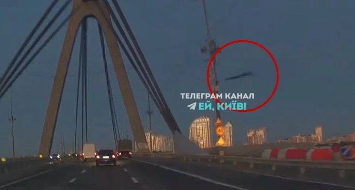 🇷🇺🇺🇦Момент, когда реактивная «Герань»  ударила в опору Северного моста в Киеве