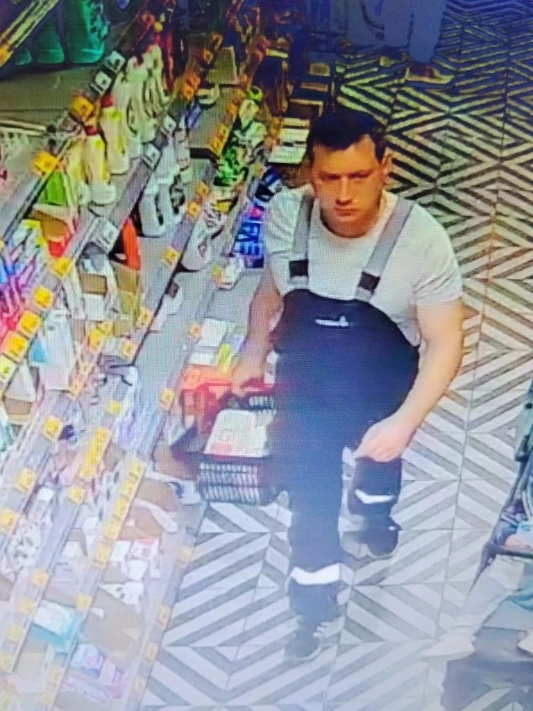 ⚠️ Есть подозрение, что человек «🐀» в магазине.